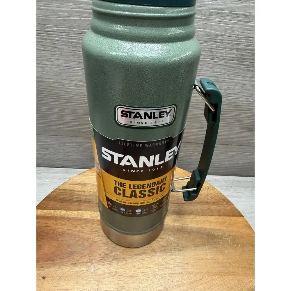 Stanley Classic Legendary Bottle | 1.1 QT. Color: Hammertone Green